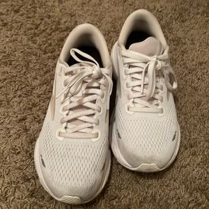 brooks ghosts women’s shoes